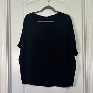 JODIFL Relaxed V-Neck Tunic Top in Black